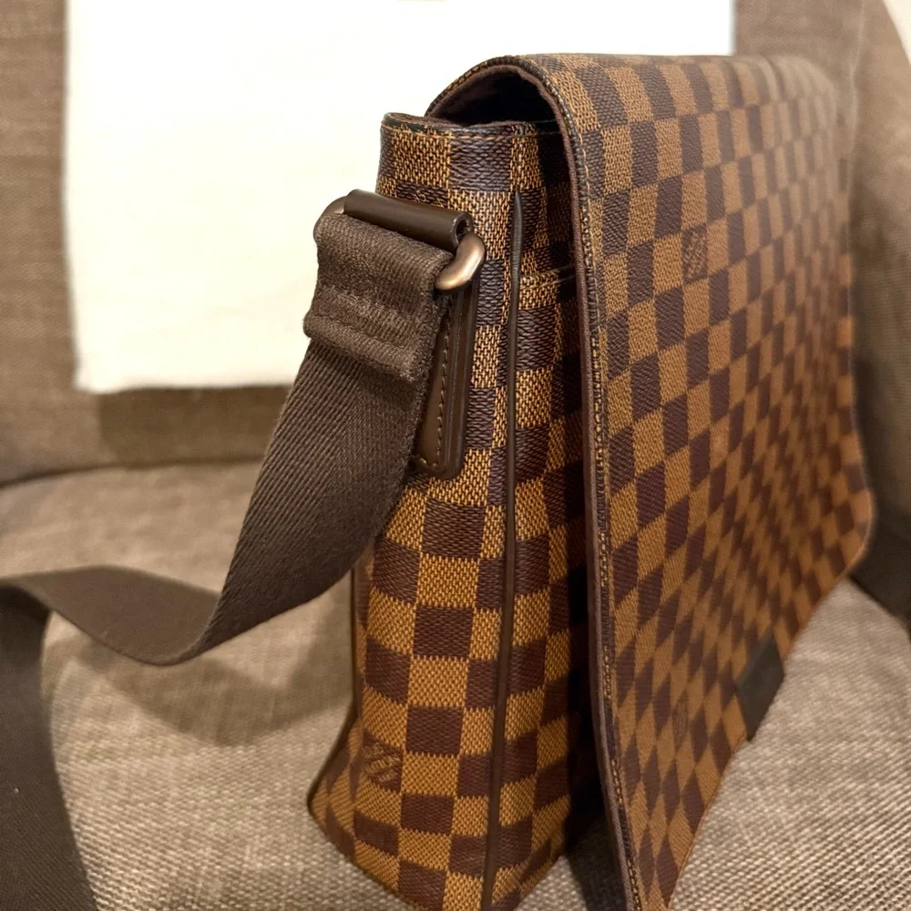 Authentic Louis Vuitton Damier Ebene Brooklyn messenger bag N41212 unisex MM